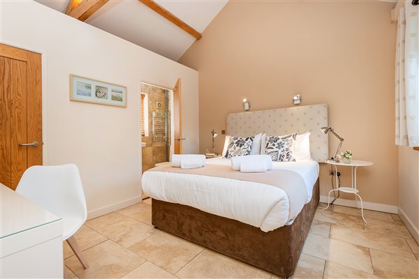 Avocet luxury bedroom with en-suite bathroom